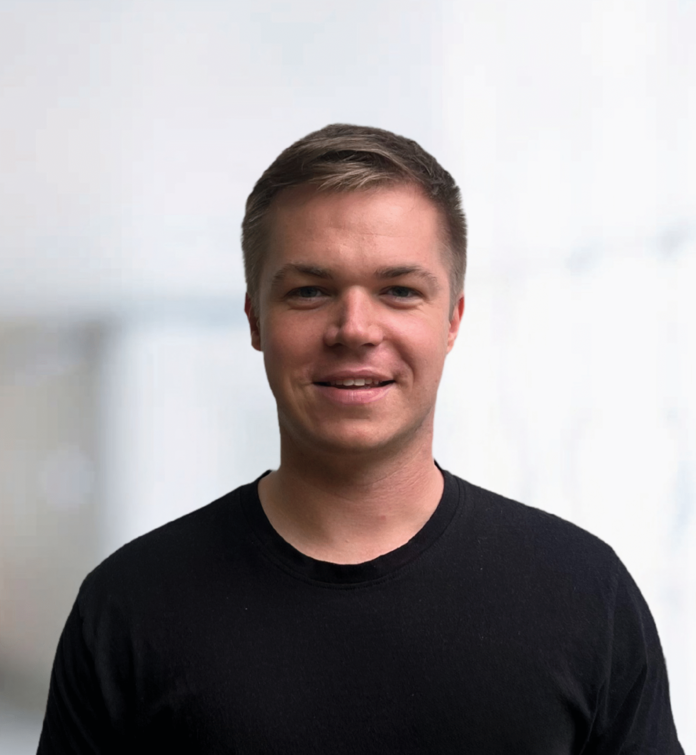 Raimund Wolff, vor einem neutralen, hellen Hintergrund