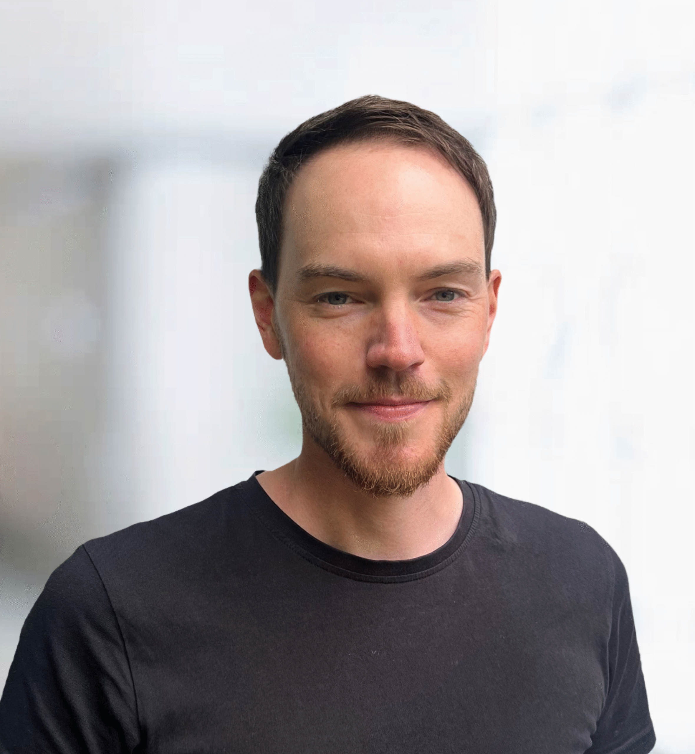 Dennis Lehmann vor einem neutralen, hellen Hintergrund am Smart Future Campus