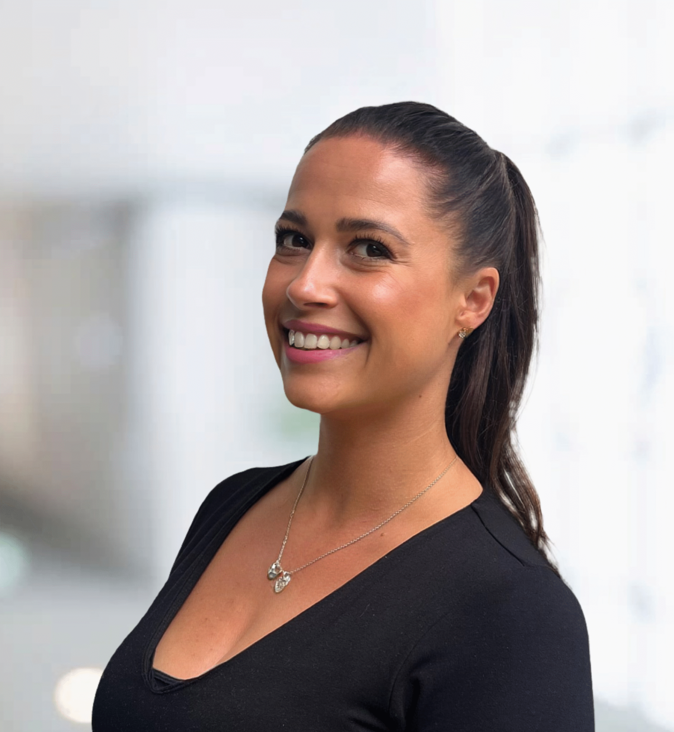 Gina Dommisch, vor einem neutralen, hellen Hintergrund