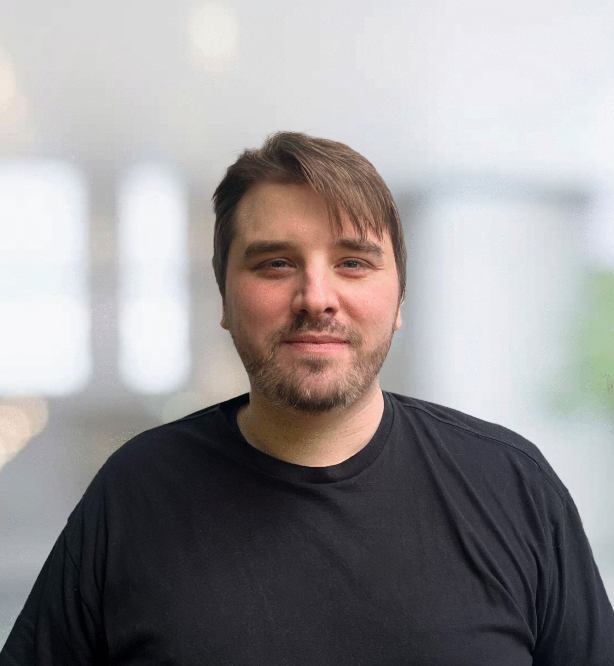 Michael Schoirer, vor einem neutralen, hellen Hintergrund