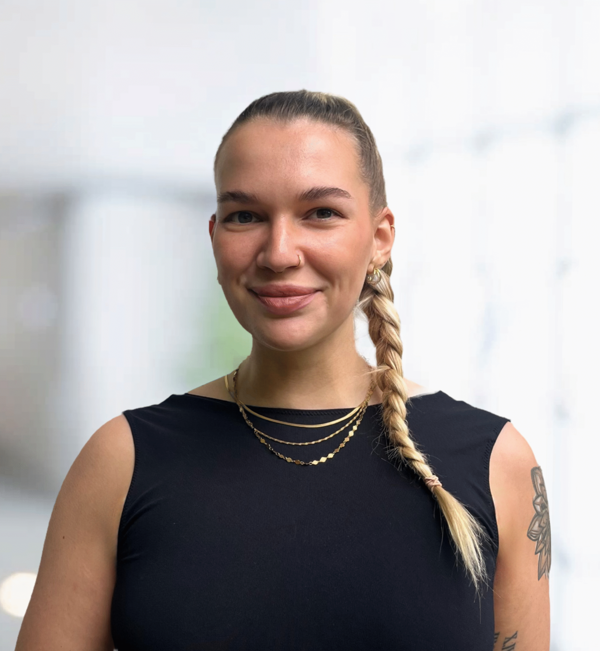 Jessica Moormann vor einem neutralen, hellen Hintergrund am Smart Future Campus